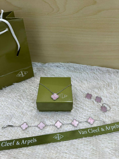 VCA SET ❤️‍🔥*
Necklace 🌸
Earring ✨
Bracelet 🍁
Ring 💍 free size ❣️
Stainless Steel 💯
Non tarnish 💯
With normal boxes 📦 
45 dhs🪙🌨️
With master box 🗃️ 
80 dhs🪙🌨️

Zain216
♥️♥️♥️