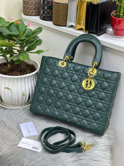 DIOR
SIZE  ………32CM 🥰
120 dhs💓

Zain51
♥️♥️♥️