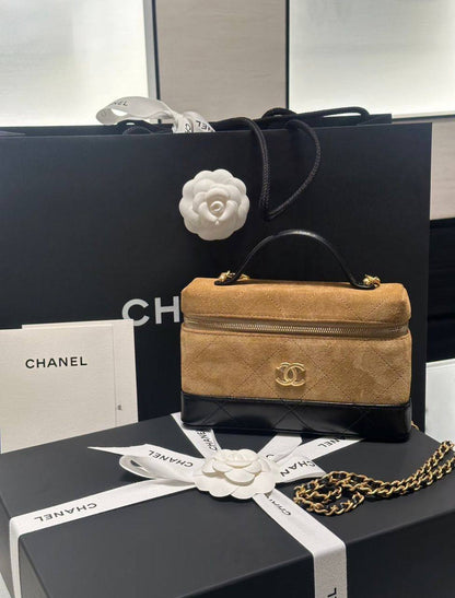 Chanel

110 dhs🇦🇪
size：22cm

Good-quality
with box

Zain35
♥️♥️♥️