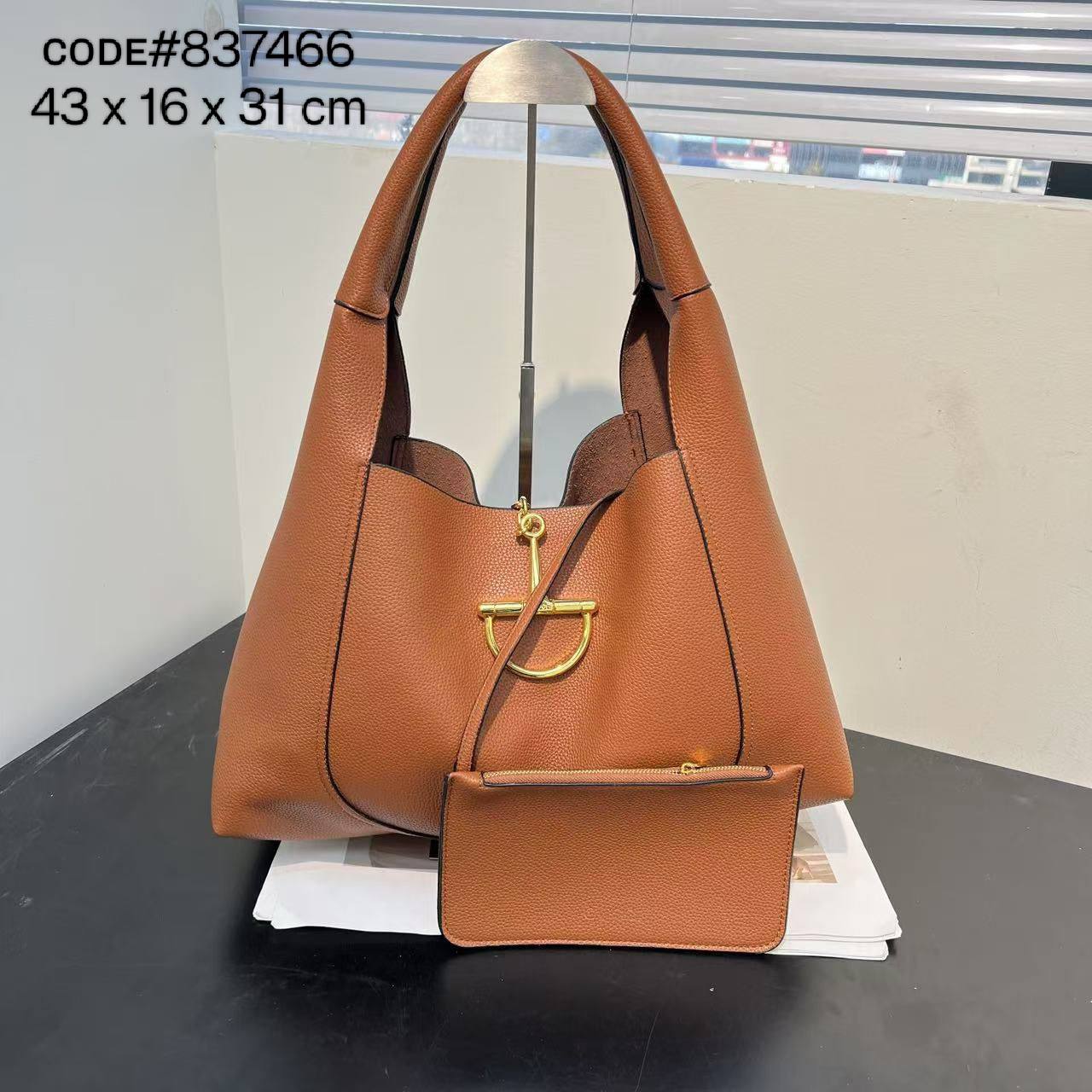 GUCCI sᴏғᴛʙɪᴛ ᴍᴀxɪ
ʜᴏʙᴏ sʜᴏᴜʟᴅᴇʀ ᴛᴏᴛᴇʙᴀɢ
ɢʀᴀɪɴʏ  ʟᴇᴀᴛʜᴇʀ ᴍᴀᴛᴇʀɪᴀʟ
ɢᴏʟᴅ ʜᴀʀᴅᴡᴀʀᴇ
sɪᴢᴇ : 43 cm ( ʟᴀʀɢᴇ )

90 dhs✅

Zain31
♥️♥️♥️