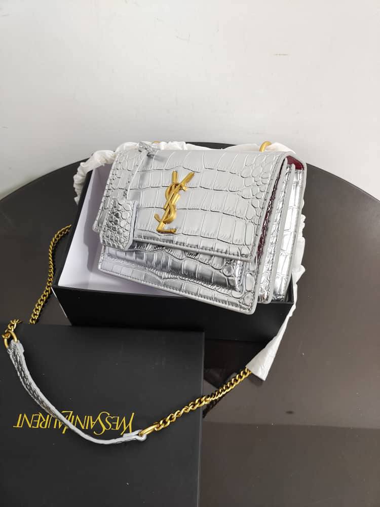 YSL
105 dhs🗽

with box
🎁🎁🎁

size ，25cm

Zain26
♥️♥️♥️