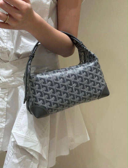 Goyard 
good quality 
with box 
120 dhs🇦🇪🇦🇪
Size : 25cm

Zain17
♥️♥️♥️