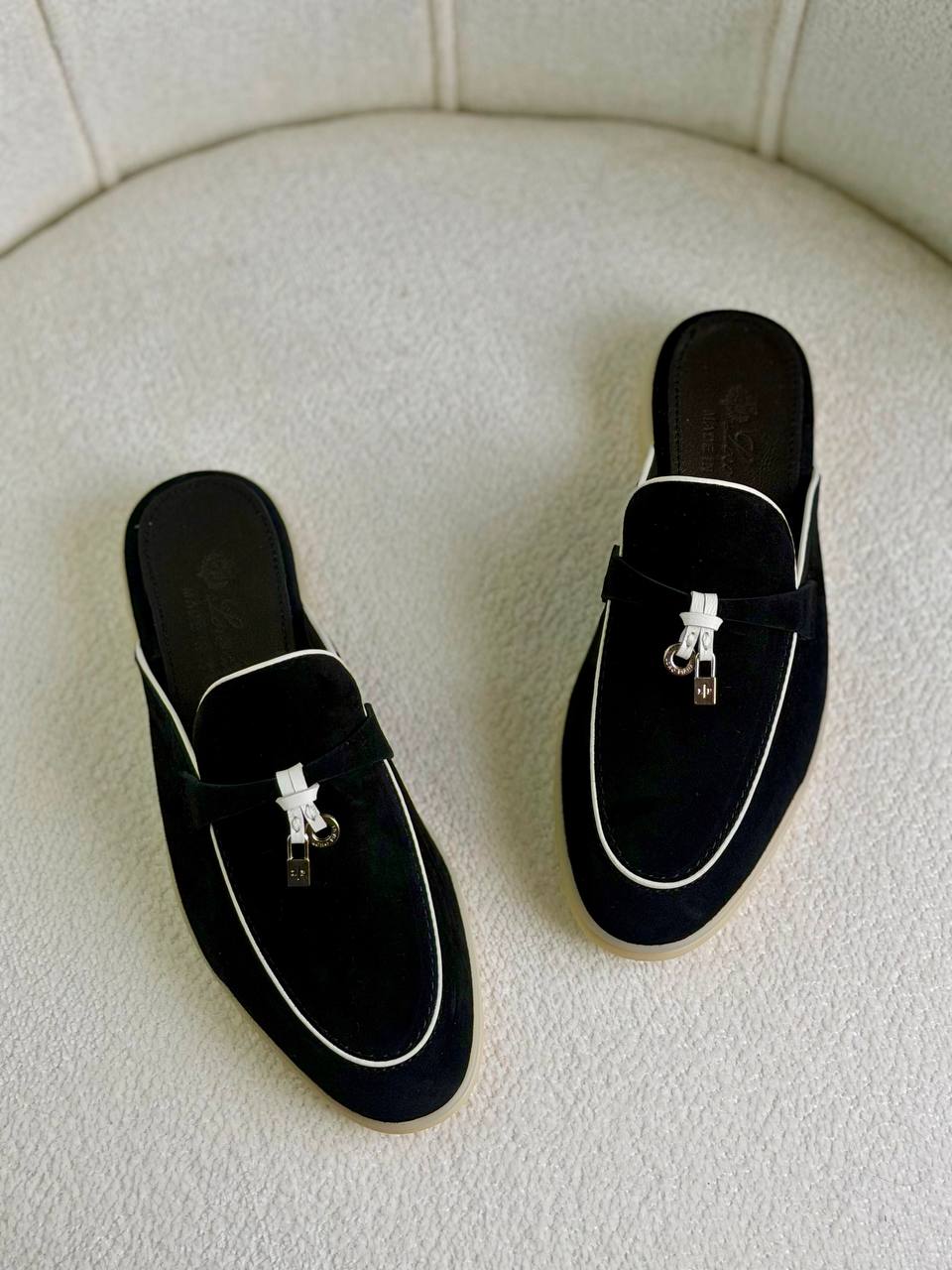 Loro Piana
Super *AAA* *+* Quality 💯 
With original packing🎁🎁
SIZE:36and41
Available now
450 dhs🇦🇪🇦🇪

Zain309
♥️♥️♥️