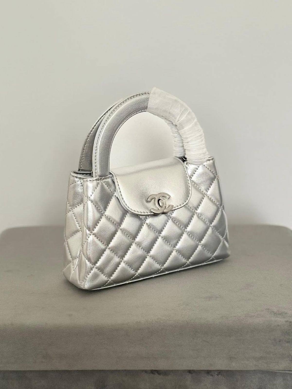 Chanel 
good quality, 
comes with box, 
🎁🎁🎁

size... 19* 13 cm 
90 dhs❣️

Zain12
♥️♥️♥️