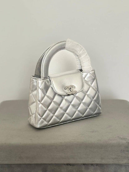 Chanel 
good quality, 
comes with box, 
🎁🎁🎁

size... 19* 13 cm 
90 dhs❣️

Zain12
♥️♥️♥️