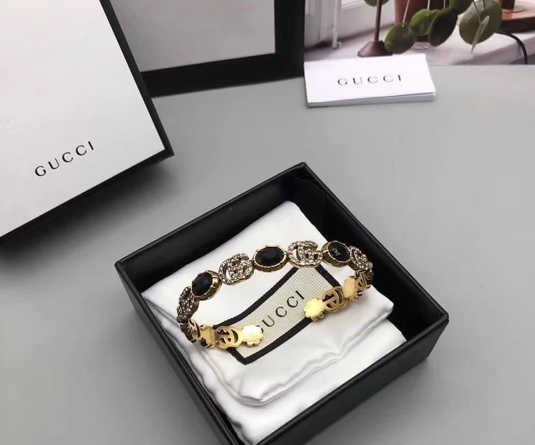 Gucci ❤️‍🔥*
Bangle 🦋
Master quality 💯
With normal boxes 📦 
65 dhs🪙💕
With master box 🗃️ 
85 dhs🪙💕

Zain216
♥️♥️♥️