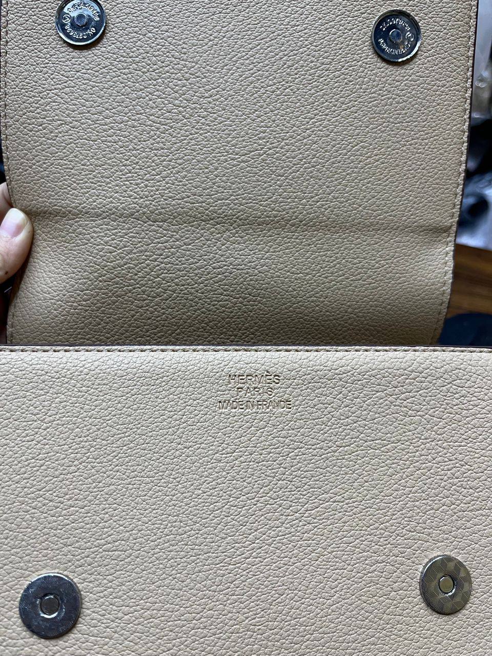 Hermes 
95 dhs🪙💕
with box 
🎁🎁🎁

size 20×8.5×13.5cm

Zain42
♥️♥️♥️