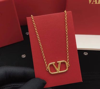 VALENTINO
Necklace & Bracelet 
*MASTER*🍁
With normal box 🎁
120 dhs🇦🇪🇦🇪

With master box🎁
140 dhs🇦🇪🇦🇪

Zain263
♥️♥️♥️