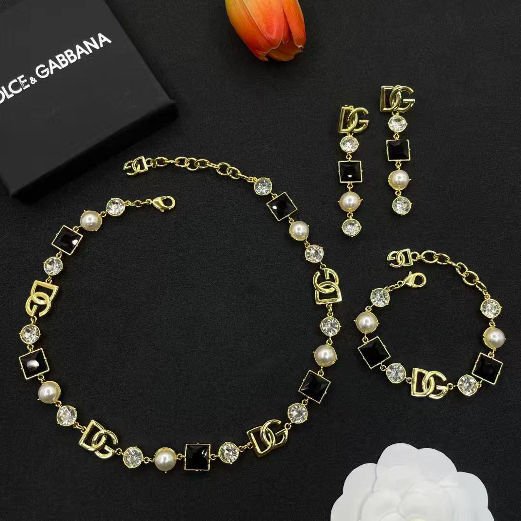 D&G SET💥*
Necklace ❣️
Earring ❤️‍🔥
Breslat 🦋
Master quality 💯
With normal boxes 📦 
And paper bag 🛍️
190 dhs🪙💕

Zain216
♥️♥️♥️