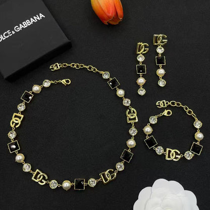 D&G SET💥*
Necklace ❣️
Earring ❤️‍🔥
Breslat 🦋
Master quality 💯
With normal boxes 📦 
And paper bag 🛍️
190 dhs🪙💕

Zain216
♥️♥️♥️