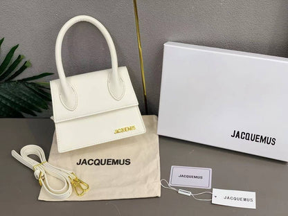 JACQUEMUS
SIZE  ………19CM 🥰

95 dhs💓

with BOX🌷
🎁🎁🎁

Zain244
♥️♥️♥️