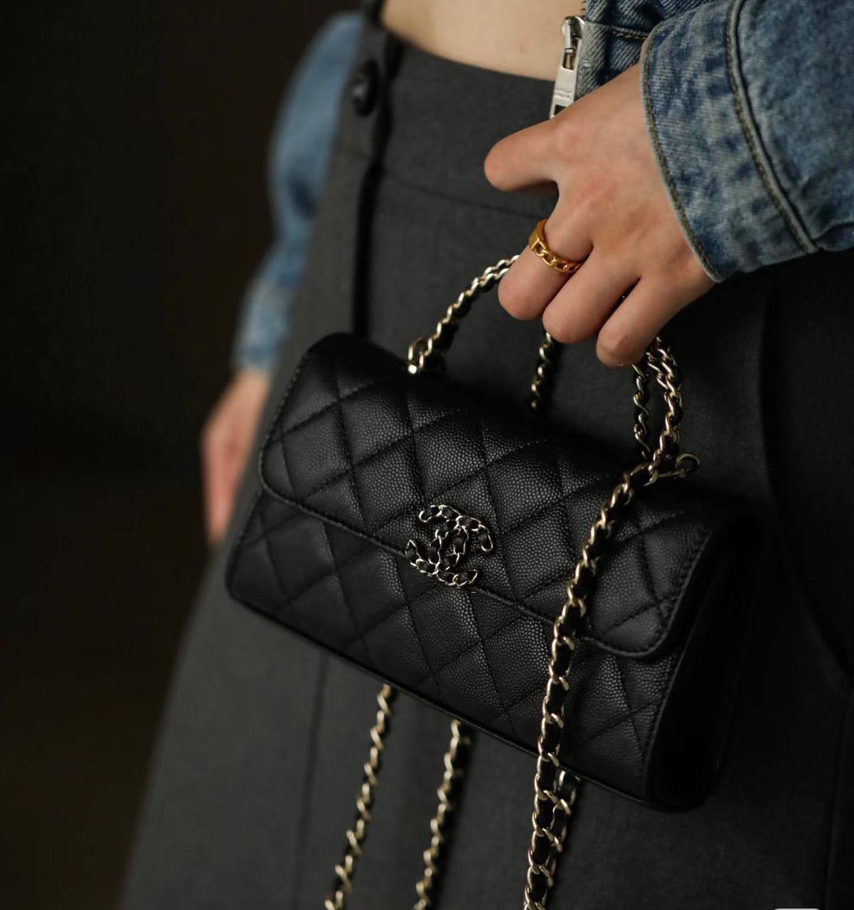 💗 Chanel Kelly / 24B
1️⃣ First quality +🎁  
Size : 19.5 ~ 18 * 15 cm
90 dhs✅
with box 🎁

Zain115
♥️♥️♥️
