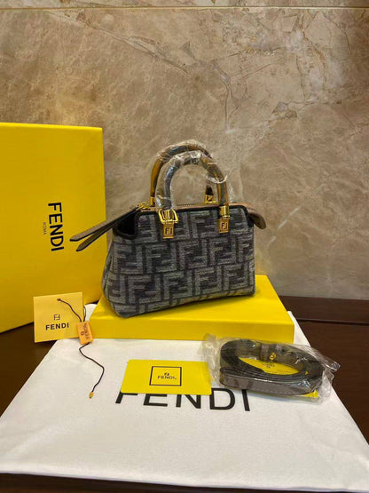 Fendi
100 dhs🌺
SIZE：18.5cm
Good-quality 

with box
🎁🎁🎁

Zain35
♥️♥️♥️