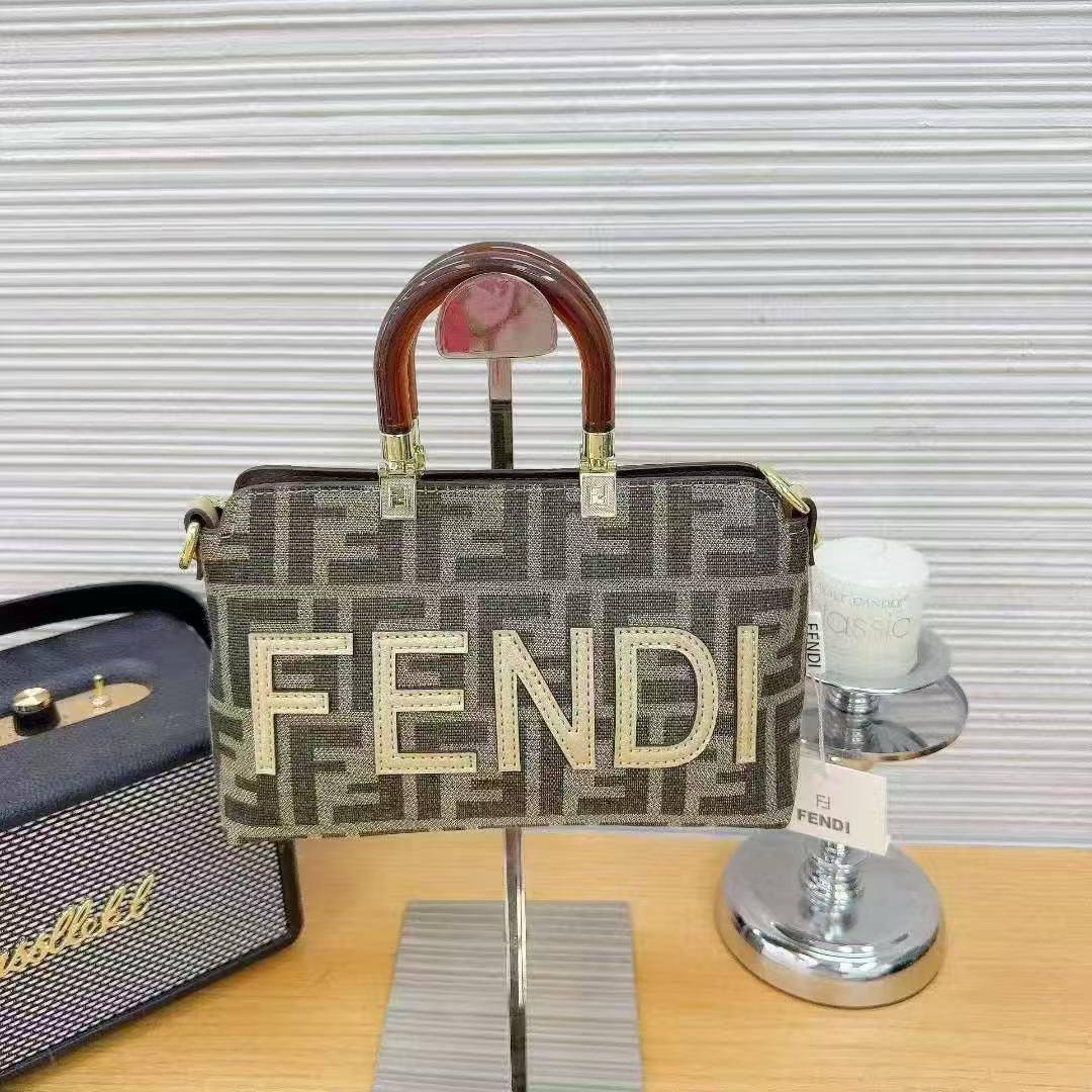 Fendi
23*15*9cm
65 dhs🪙🌨️

Zain17
♥️♥️♥️