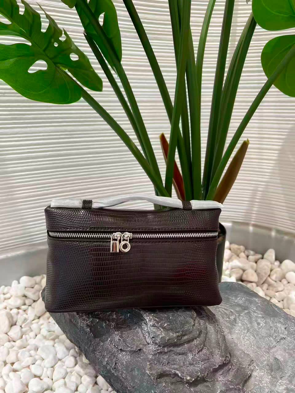 Loro Piana
100 dhs🇦🇪🇦🇪
good-quality with box

Zain35
♥️♥️♥️
