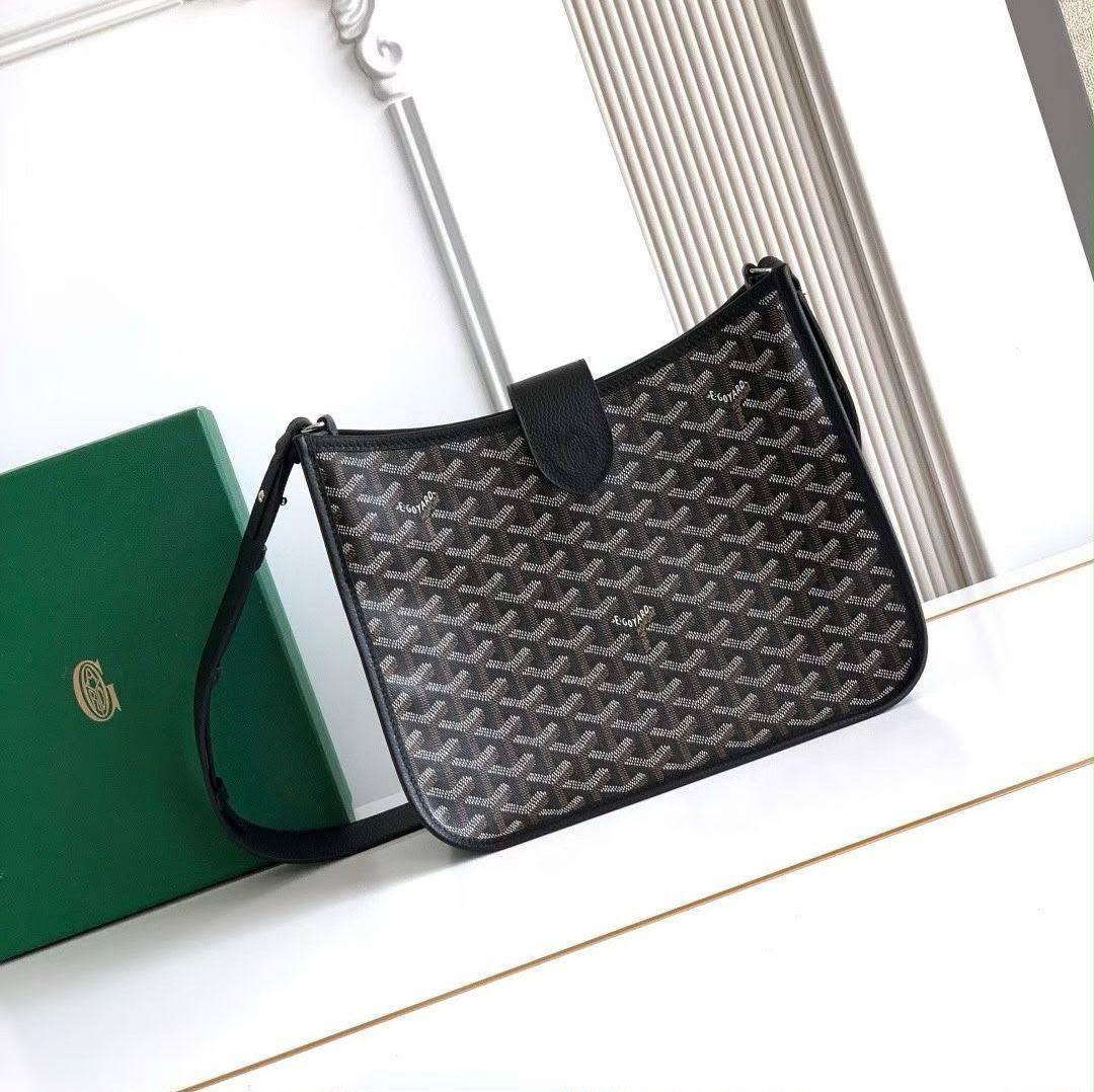 GOYARD Mosette PM
Chevron Goyardine Canvas
Adjustable Leather Strap
Size: 28 cm
Without BOX


95 dhs🇦🇪🇦🇪

Zain239
♥️♥️♥️