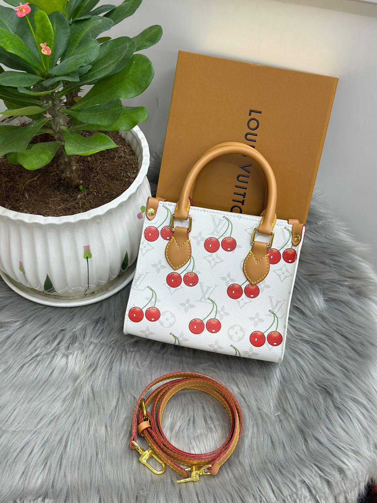 LV
SIZE  ……… 18CM🥰
90 dhs🪙🌨️

with BOX🌷
🎁🎁🎁

Zain244
♥️♥️♥️