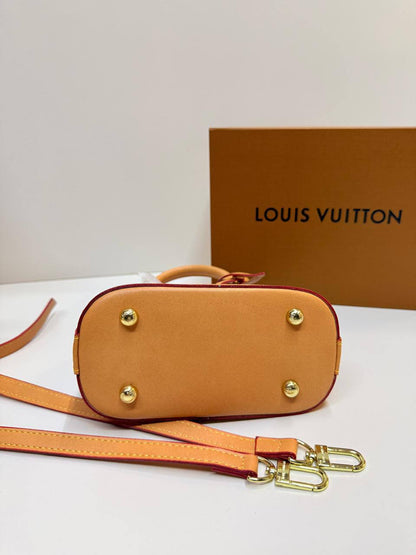 LV
95 dhs✅
with box
size 18×9×13cm

Zain42
♥️♥️♥️
