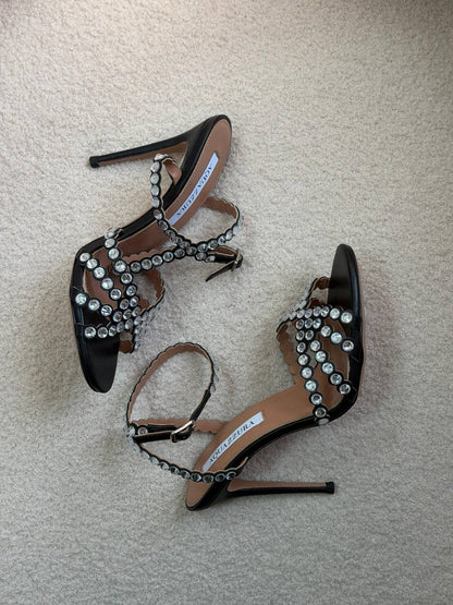 Aquazzura
𝑨𝑨𝑨 𝑸𝑼𝑨𝑳𝑰𝑻𝒀
𝑺𝑰𝒁𝑬 {36 𝒕𝒐 42}
𝑯𝑬𝑬𝑳 10.5 𝑪𝑴
470 dhs✅

Zain81
♥️♥️♥️