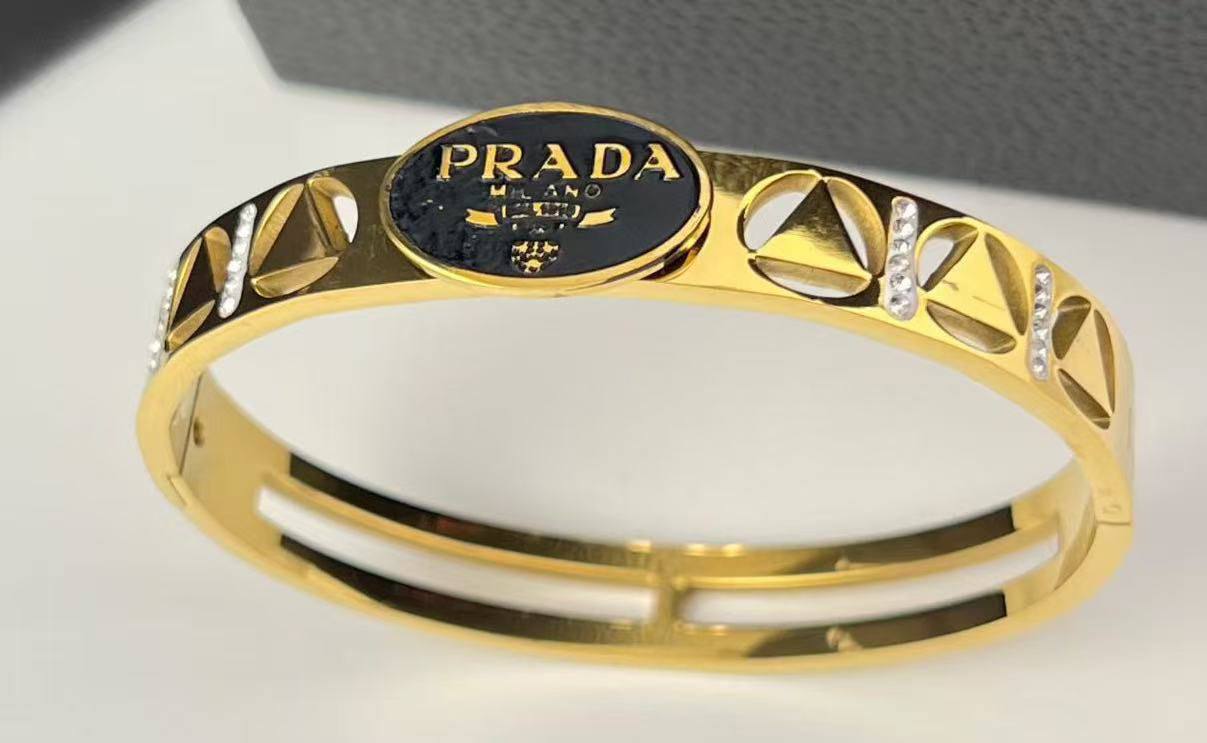 Bangle 🌊*
Stainless steel 💯
Non tarnish 💥
With black boxes 🗃️ 
20 dhs🪙🌨️
With normal boxes 📦 
And paper bag 🛍️
30 dhs🪙🌨️

Zain216
♥️♥️♥️