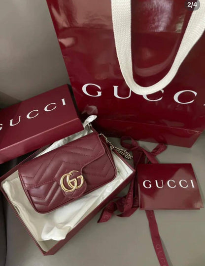 Gucci

good quality, 

comes with box, 🎁🎁🎁
size... 18*12 cm 
100 dhs🌺

Zain12
♥️♥️♥️