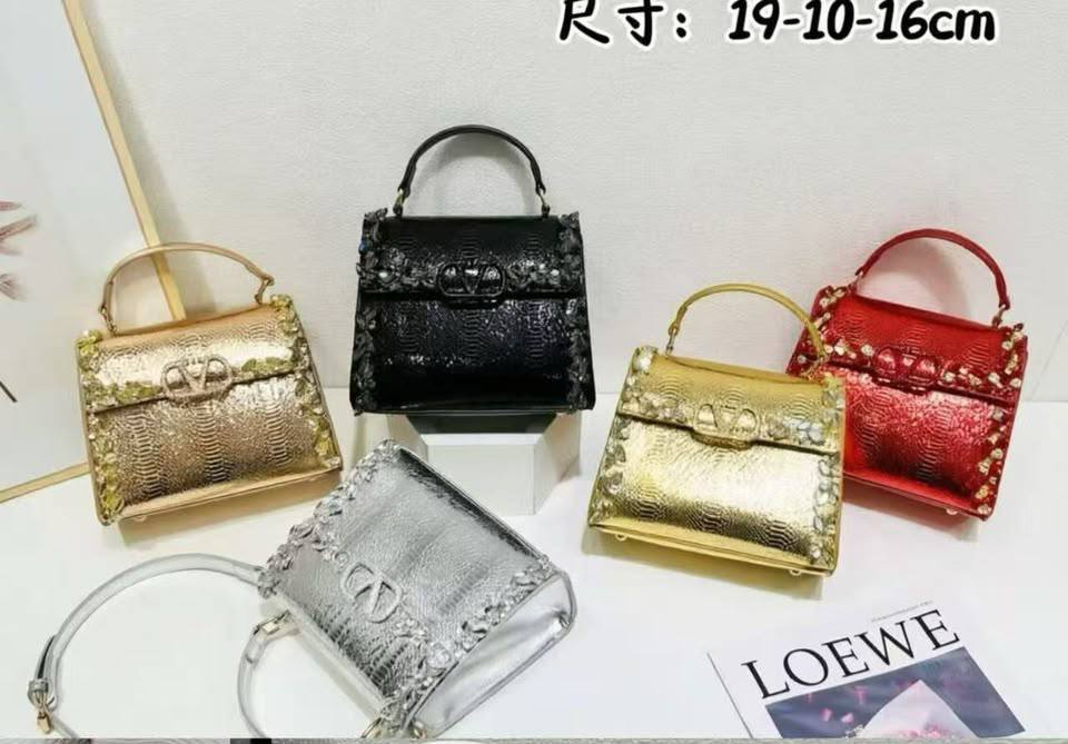 Valentino 

125 dhs🇦🇪🇦🇪

Zain35
♥️♥️♥️