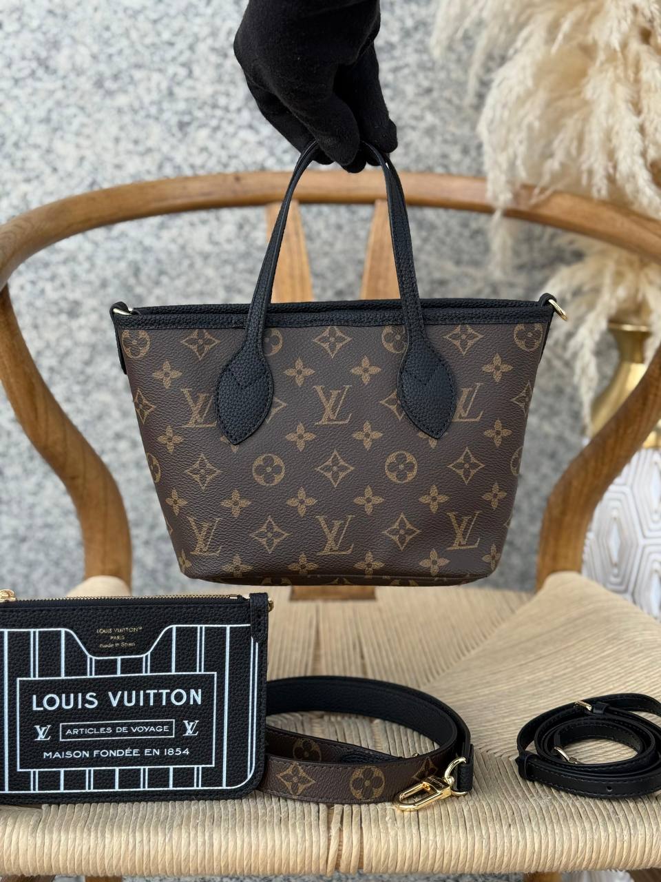 LV
19cm
330 dhs🇦🇪
Top quality 
With box🎁

Zain167
♥️♥️♥️