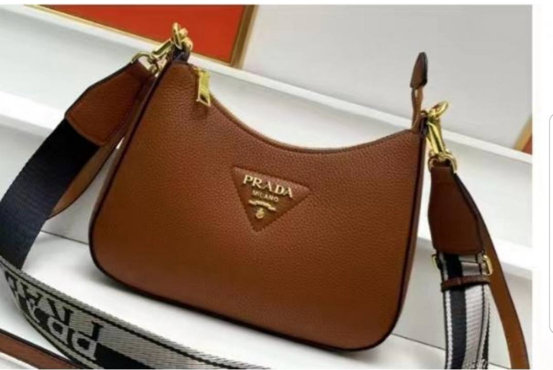 Prada

100 dhs✅

with box
🎁🎁🎁

Zain235
♥️♥️♥️