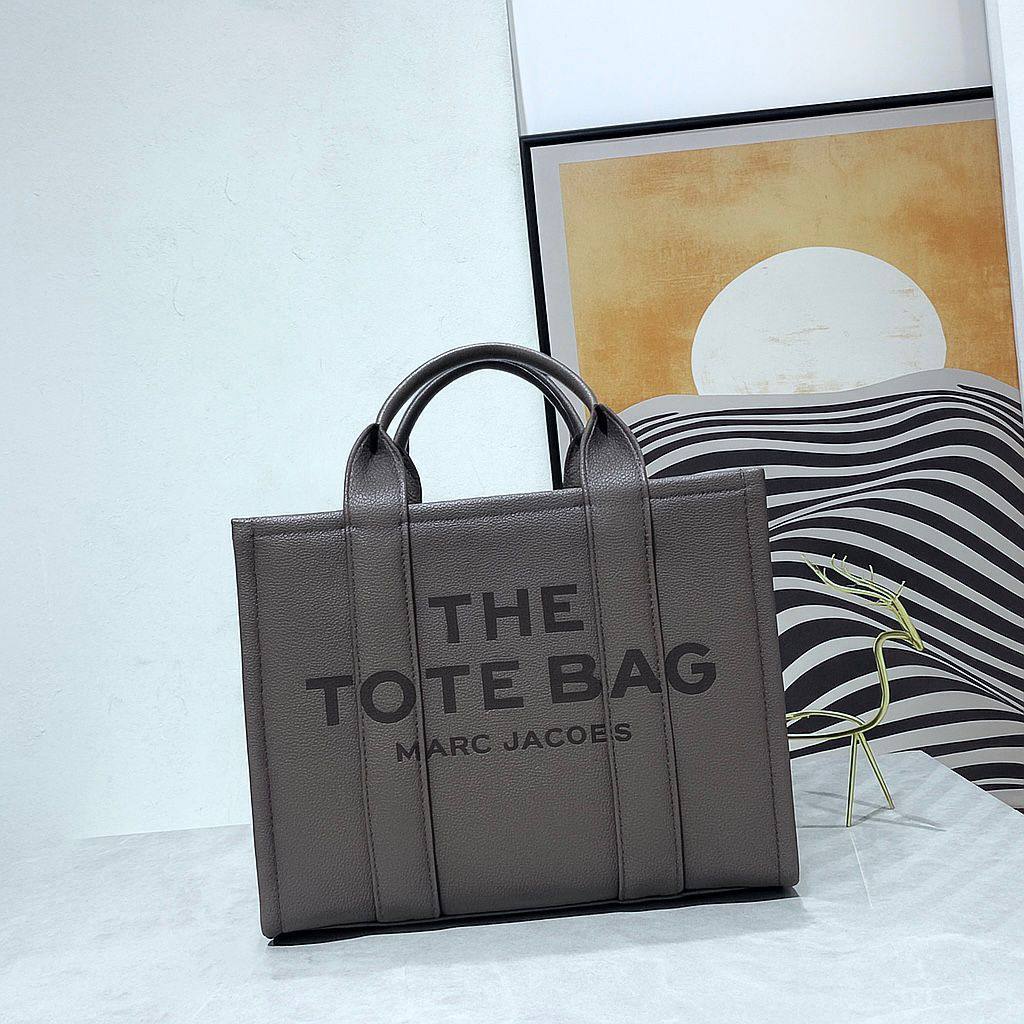 MARC JACOBS 
THE TOTE BAG 
 GOOD QUALITY 
MEDIUM SIZE 
120 dhs✅

Zain39
♥️♥️♥️