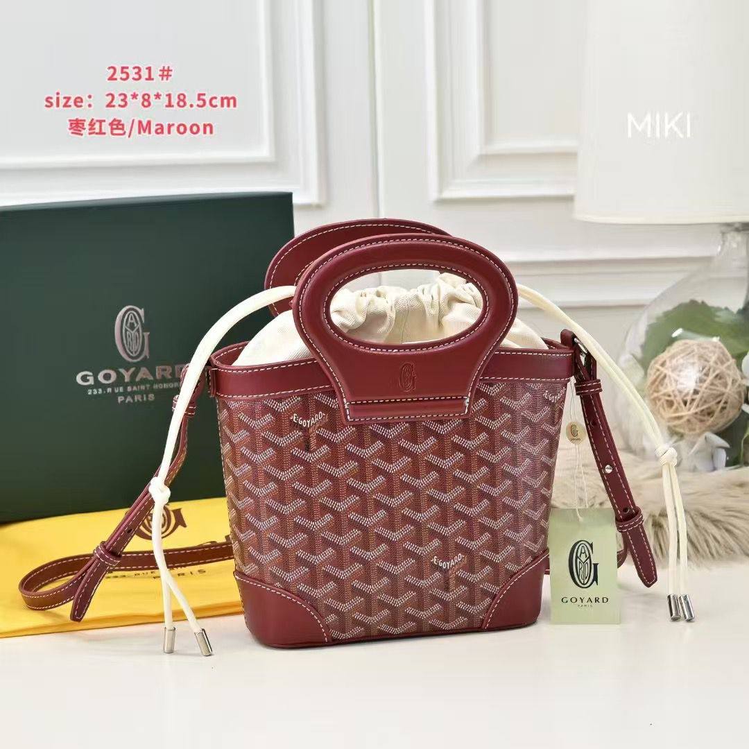 Goyard

 With box
🎁🎁🎁

 size:23×8×18.5cm  
115 dhs❤️

Zain114
♥️♥️♥️