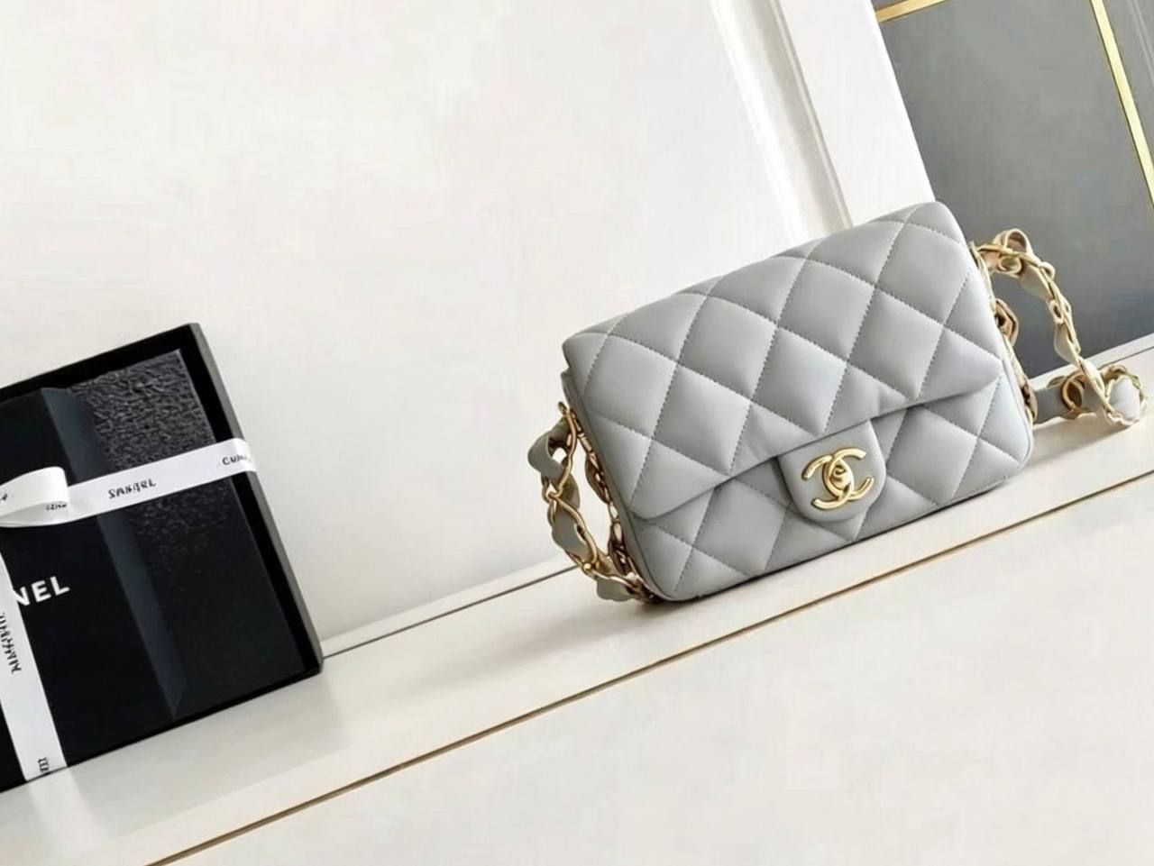 CHANEL 
COPY ONE 
WITH DOUBLE BOX ……🎁(leather) 
BIG SIZE 240 DHS✅
SMALL SIZE 230 DHS✅

Zain39
♥️♥️♥️