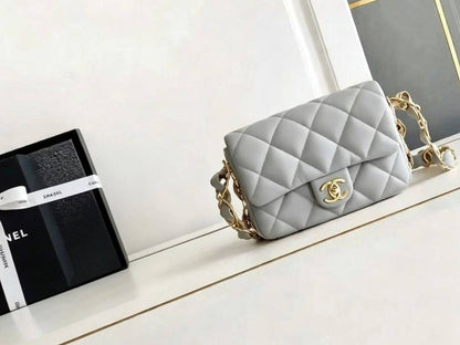 CHANEL 
COPY ONE 
WITH DOUBLE BOX ……🎁(leather) 
BIG SIZE 240 DHS✅
SMALL SIZE 230 DHS✅

Zain39
♥️♥️♥️