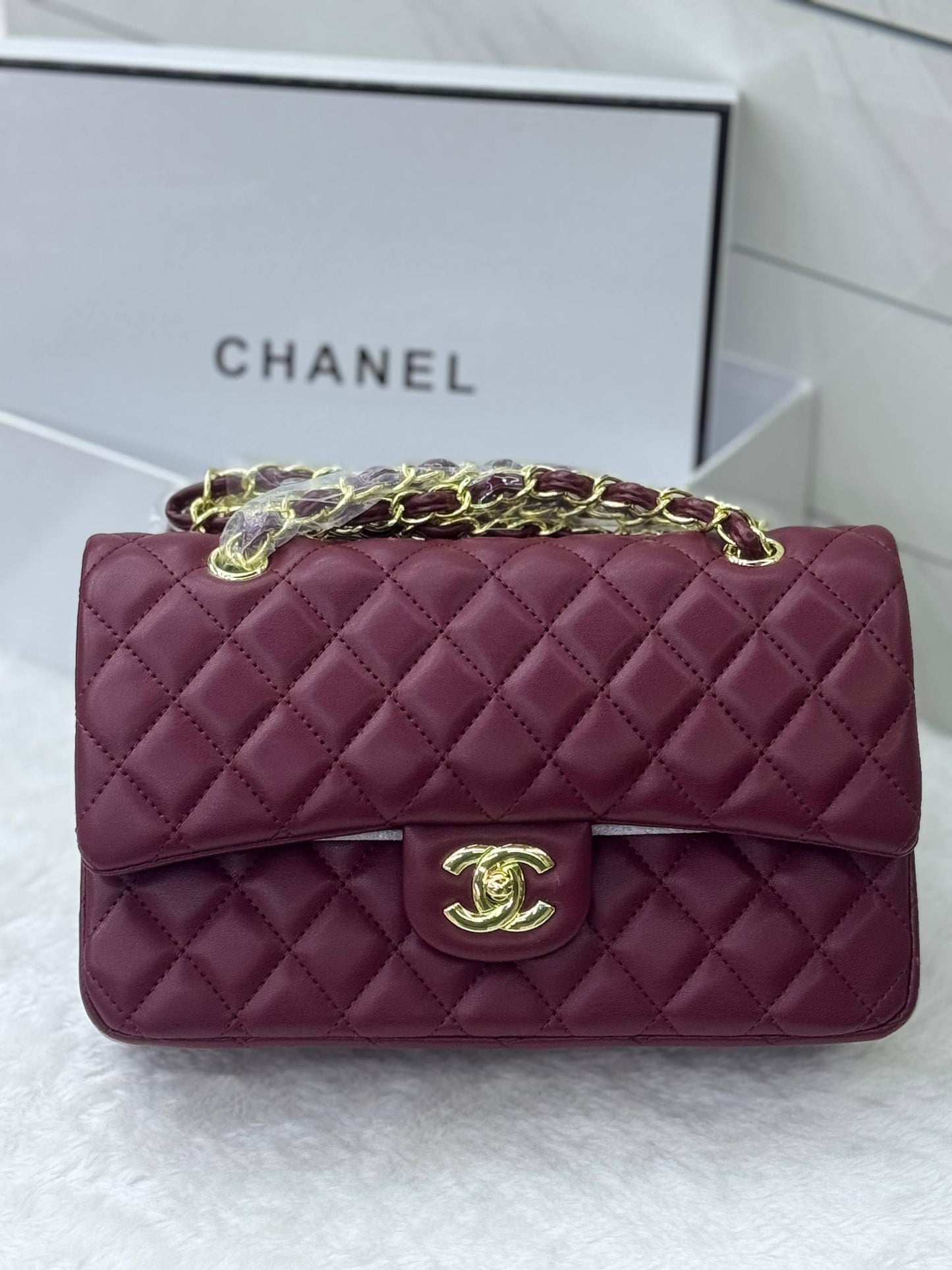 CHANEL CLASSIC 
GOOD QUALITY 💯

110 dhs❤️💚❤️💚

WITH BOX 📦💫
🎁🎁🎁

Zain28
♥️♥️♥️