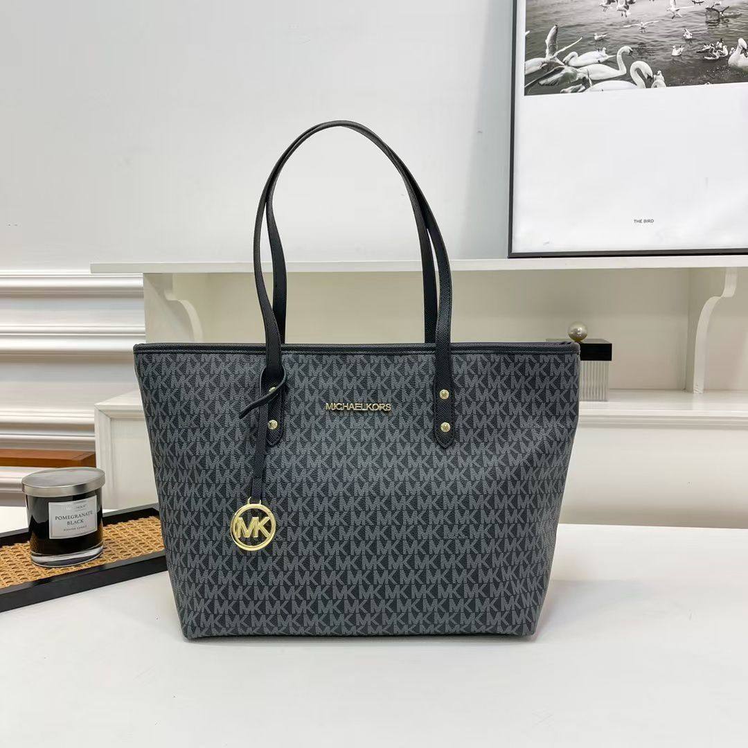 MK
90 dhs✅
Size47cm

Zain06
♥️♥️♥️