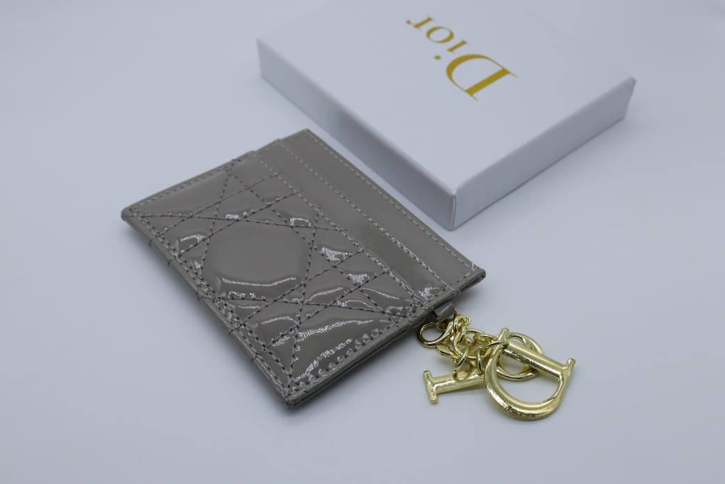 Dior Card holder
45 dhs🪙💕

Zain33
♥️♥️♥️