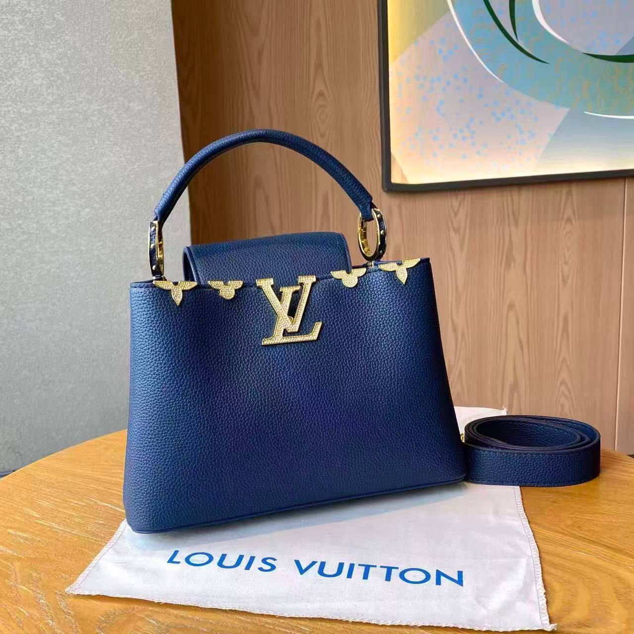 LV
size:21cm
115 dhs💓

Zain114
♥️♥️♥️