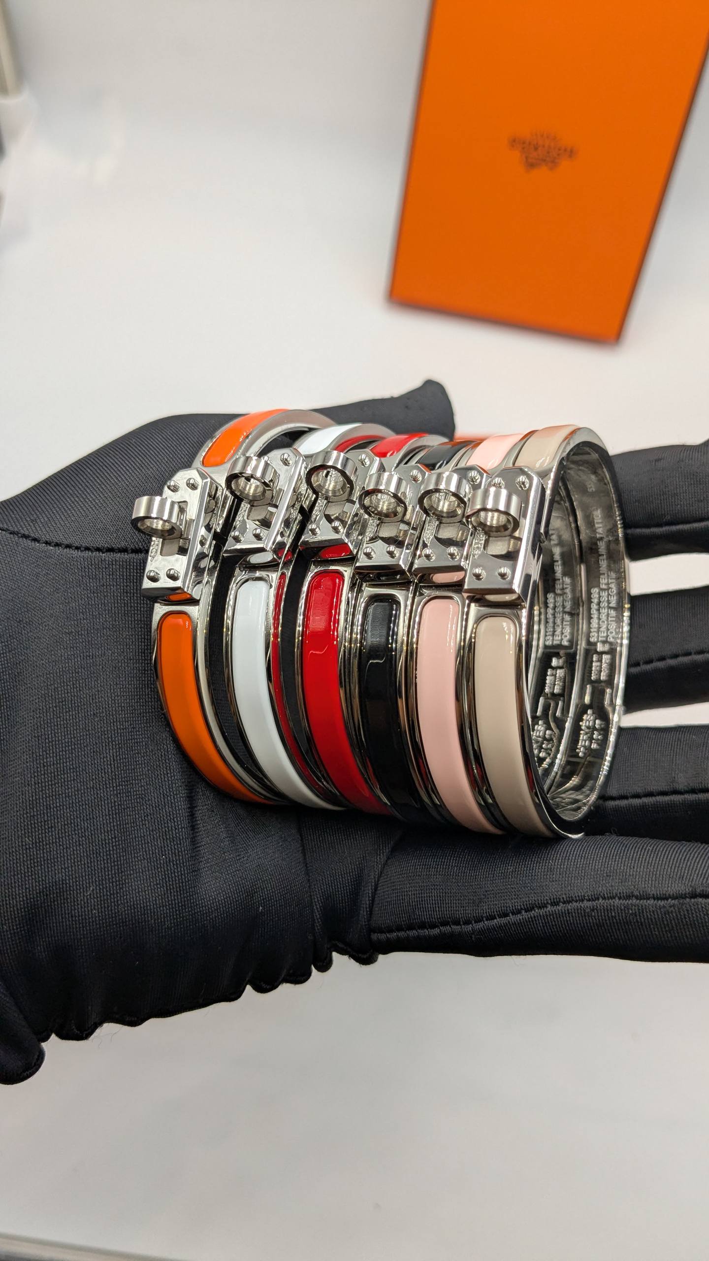Hermes
*Super Master Quality* 
*Mini Clic Kelly enamel bracelet*
140 dhs🇦🇪🇦🇪 with Normal Box 🎁
160 dhs🇦🇪🇦🇪 with Good Box 🎁
190 dhs🇦🇪🇦🇪 with Master Box 🎁

Zain210
♥️♥️♥️