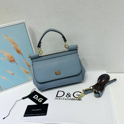 D&G
High quality
With box 
100 dhs💓

Zain50
Zain136
♥️♥️♥️