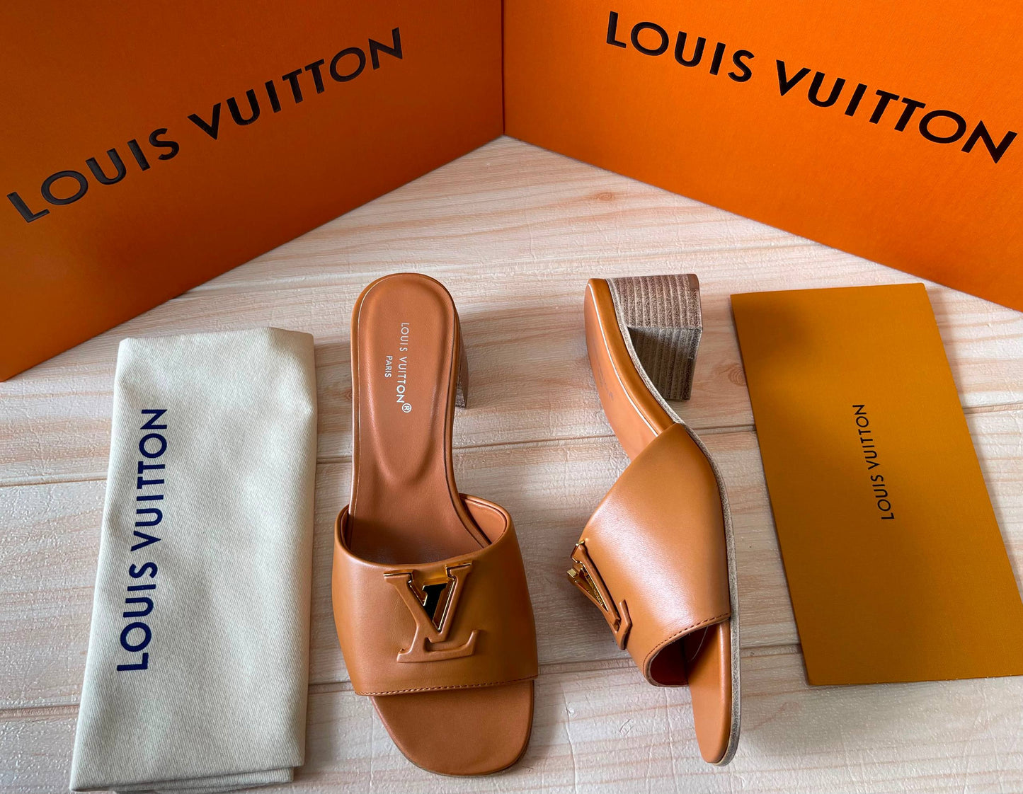 LV
Master quality 
Size: 36 to 41
450 dhs✅

Zain318
♥️♥️♥️
