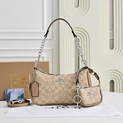 Coach
110 dhs🇦🇪🇦🇪
with box
size 24×7×14cm
with small bag and cherry

Zain42
♥️♥️♥️