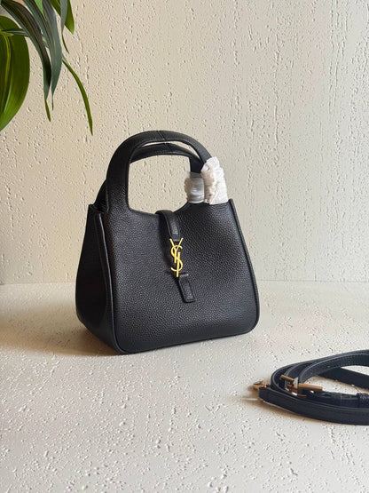 *Saint Laurent*👌🏼✨
YSL
*Size: 18cm*

*Super high quality*🤩🧶🪡
For Price 👇 WhatsApp✅
0568585901 
0507557372
0552275751 Owner Zain 👌

Zain325
♥️♥️♥️