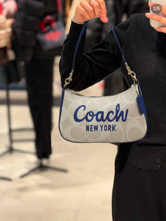 Coach
✨✨NEW ✨✨
95 dhs❤️

with box
🎁🎁🎁

Zain38
♥️♥️♥️