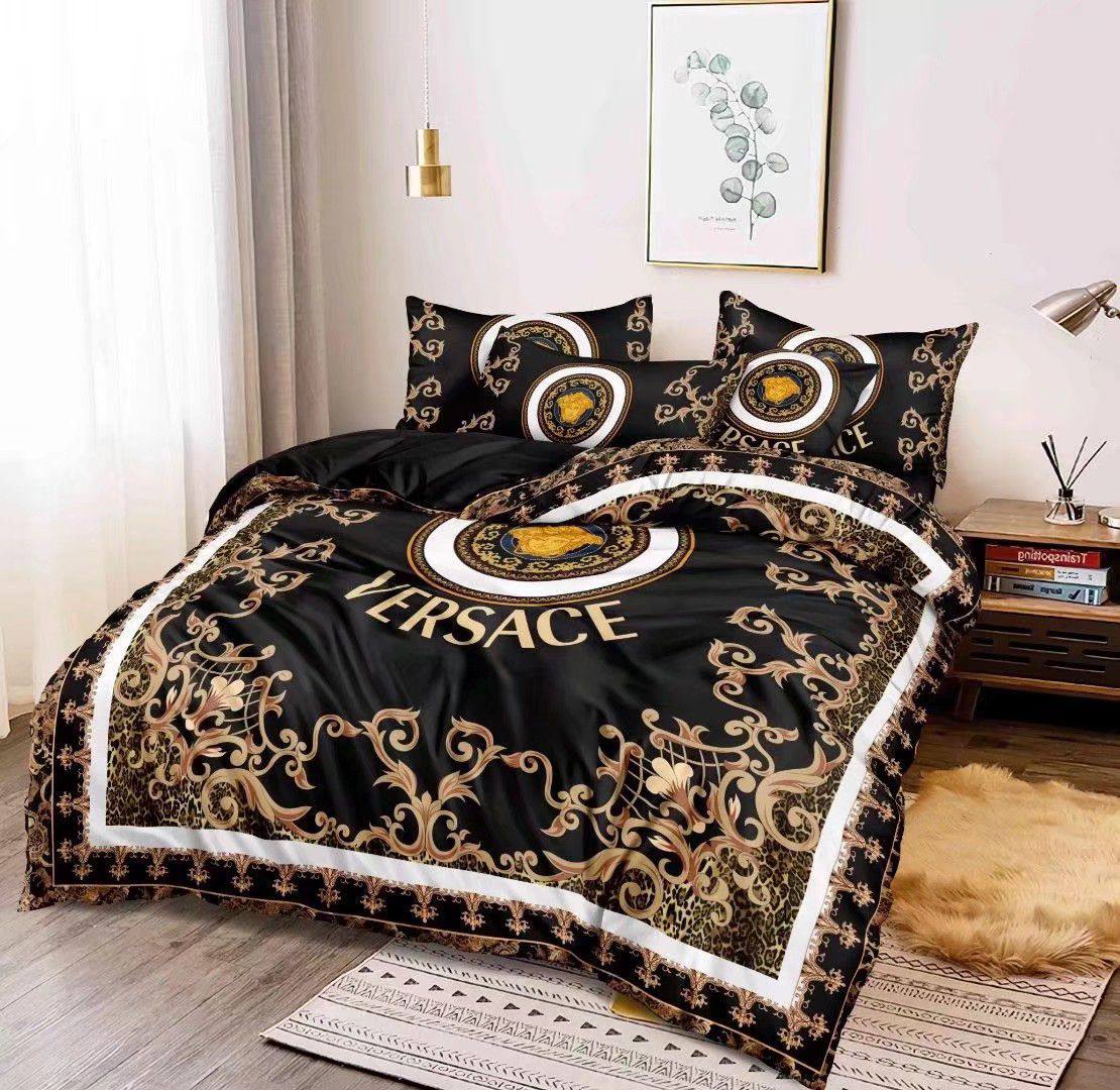Master quality 
King size bed 
Comforter set
1 comfort 
1 bedsheets 
4 pillowcases 
6pcs set
140 dhs✅

Zain99
♥️♥️♥️