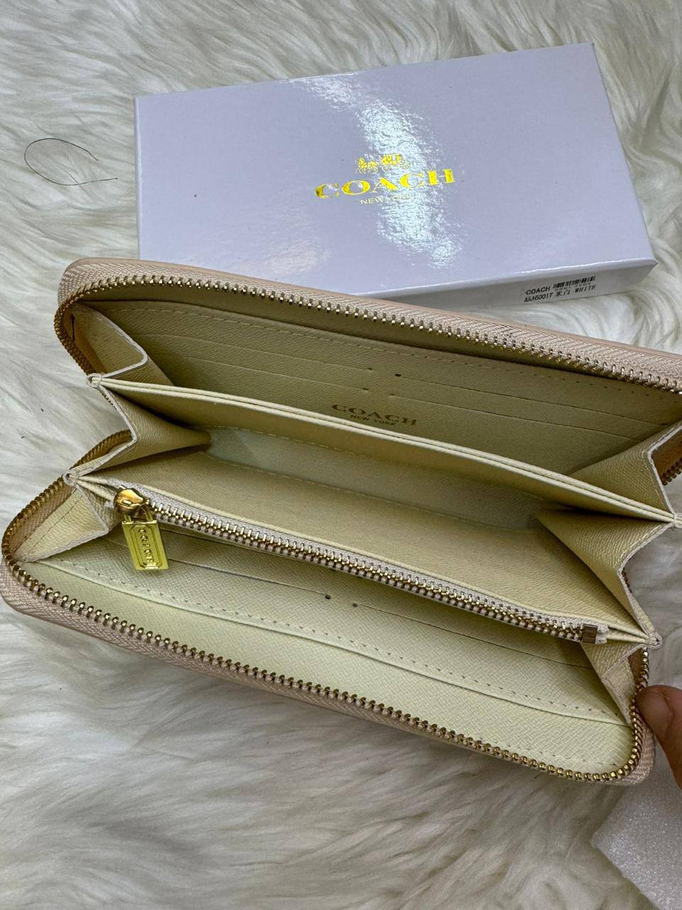 💝 Coach wallet
1️⃣ First quality ＋🎁
40 dhs🌺
with box 🎁

Zain115
♥️♥️♥️
