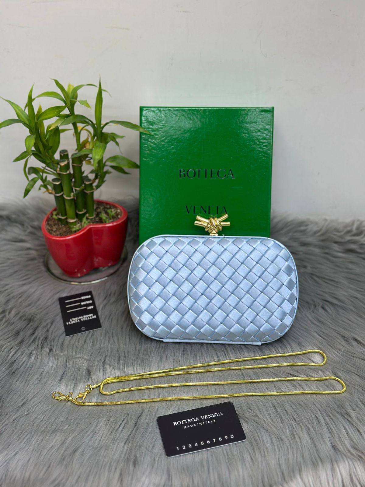 BOTTEGA
SIZE  ………20CM 🥰

105 dhs🗽

with Box🌷
🎁🎁🎁

Zain51
♥️♥️♥️