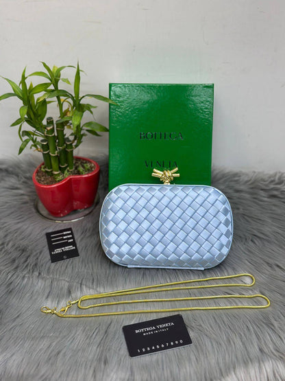 BOTTEGA
SIZE  ………20CM 🥰

105 dhs🗽

with Box🌷
🎁🎁🎁

Zain51
♥️♥️♥️