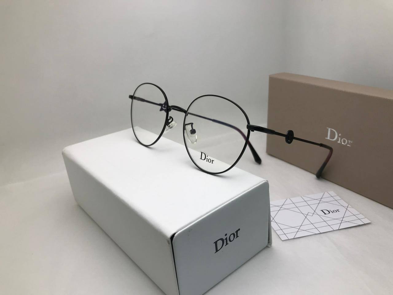 Sunglasses
60 dhs🪙🖤

Zain126
♥️♥️♥️