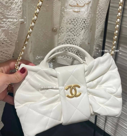 Chanel 
good quality, comes 
with box,  
🎁🎁🎁

size... 25* 14 cm 
95 dhs❣️

Zain12
♥️♥️♥️