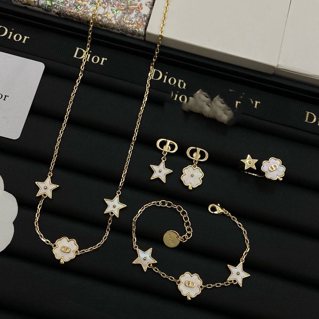 Dior  set 💕
Necklace 
Earrings 
Bracelet 
Master Quality 💐

*170* AED normal box 📦

Zain48
♥️♥️♥️
