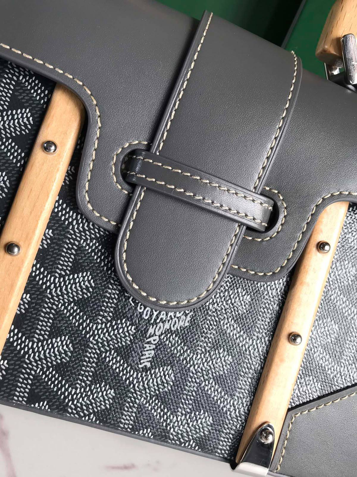 Goyard
Material: Goyardine canvas and leather

 Design: Structured handbag with a top handle

 Closure: Leather strap and clasp Style: Luxury, classic handbag

For Price 👇 WhatsApp✅
0568585901 
0507557372
0552275751 Owner Zain 👌

Zain325
♥️♥️♥️